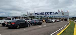 Colombia cerró la frontera a vehículos de transporte público venezolanos