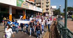 Trabajadores de la Universidad de Carabobo encabezaron la “marcha de las bolsas vacías” exigiendo mejores salarios
