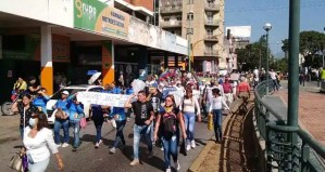 Workers from the University of Carabobo led the “march of the empty bags” demanding better wages