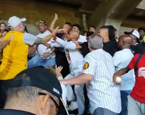 EN VIDEO: La trifulca entre familiares de Ronald Acuña Jr. y fanáticos caraquistas en la Gran Final de la Lvbp
