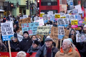 Los enfermeros británicos claman por un mejor salario en Londres
