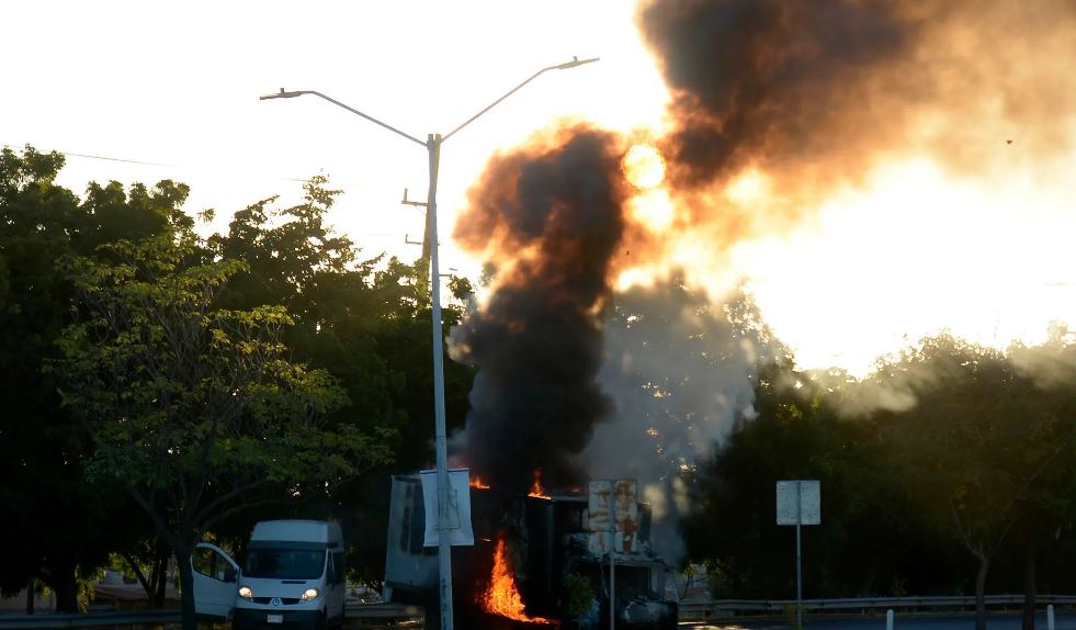 Caos en Culiacán: Ataques armados, incendios y narcobloqueos tras detención de Ovidio Guzmán (VIDEOS)