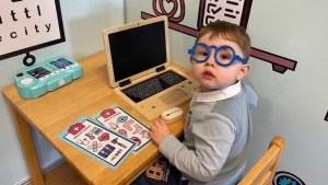 Niño aprendió a leer por sí mismo a los dos años y fue aceptado en la asociación de superdotados