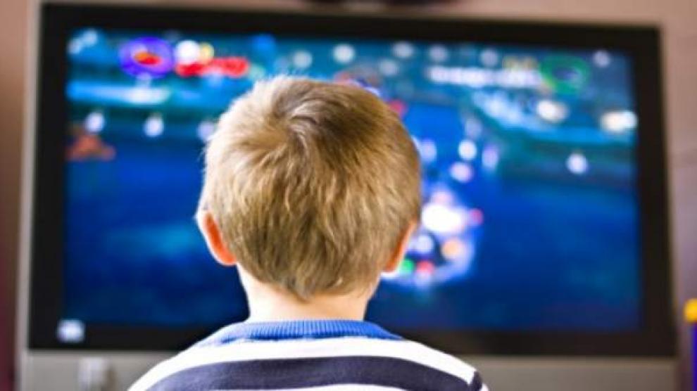 Niños y jóvenes pasan el equivalente a dos meses al año conectados a una pantalla, según estudio