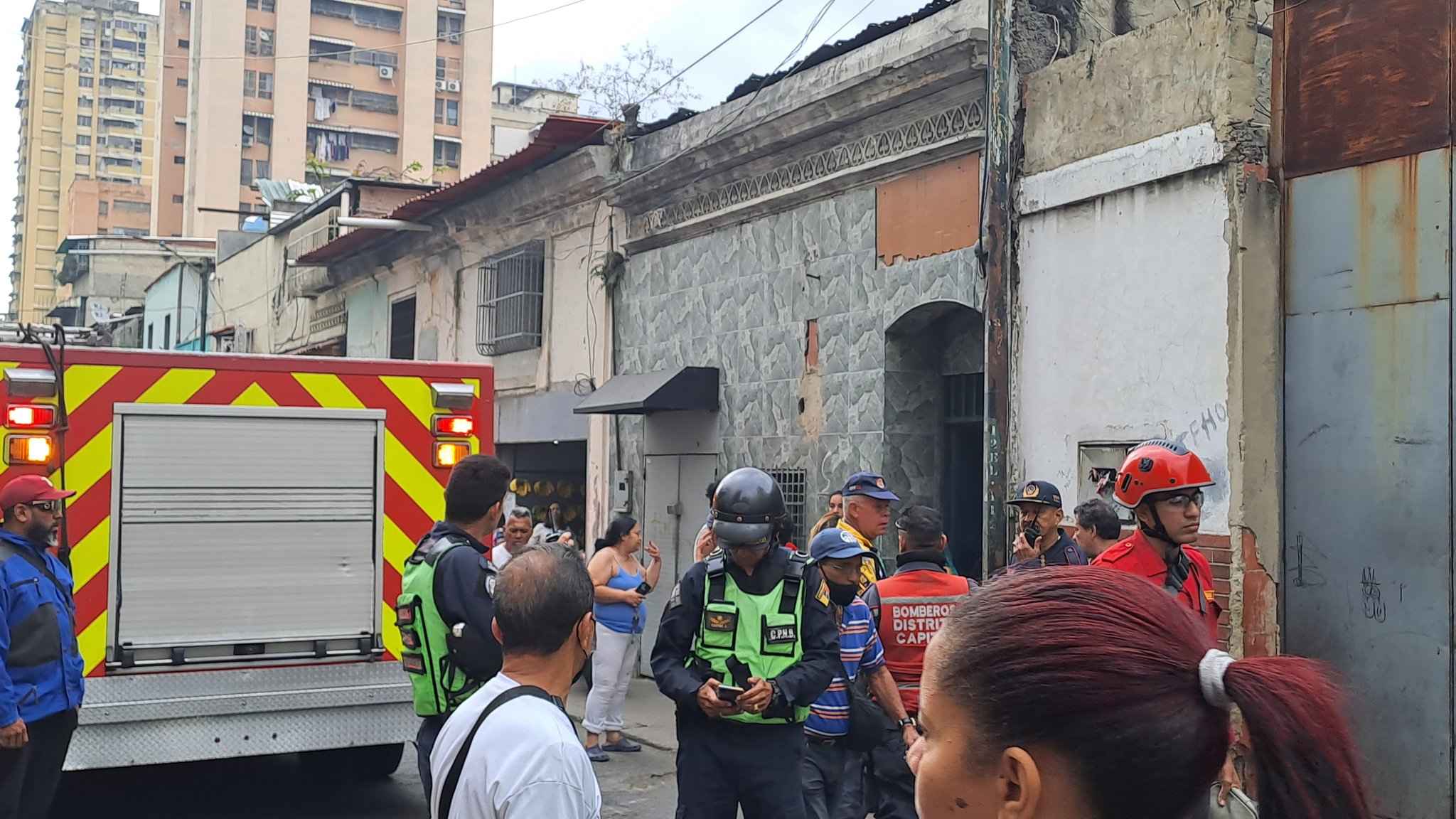 EN IMÁGENES: incendio en las pensiones cercanas a la esquina Albañales en el centro de Caracas este #10Feb