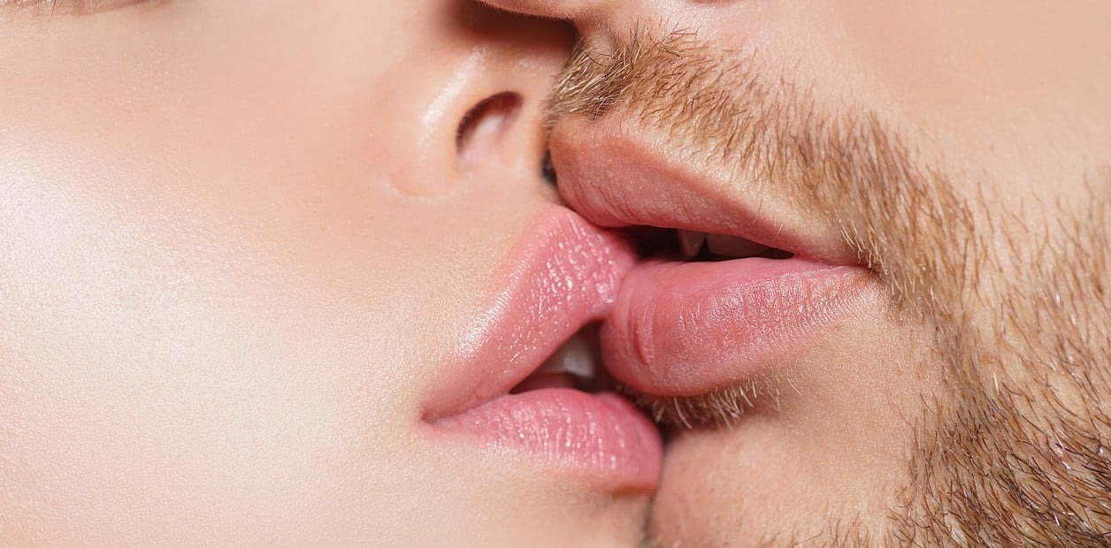 Mujer de Nueva York finalmente dio su primer beso a los 32 años y esta fue la razón de su larga espera