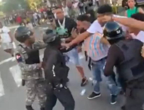 VIDEO muestra momento en que la policía patea al padre del niño asesinado en Dominicana con su pistola en la mano