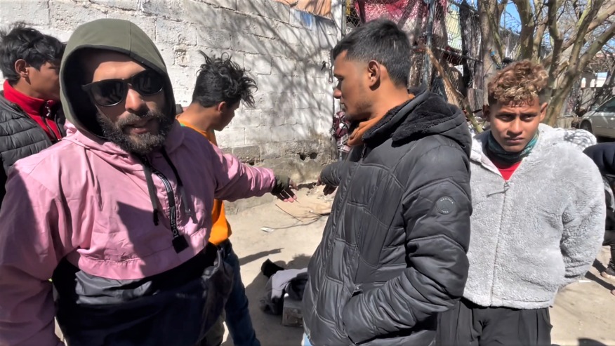 “Es difícil dormir en la calle”: Venezolanos se unen para sobrevivir en la frontera con EEUU