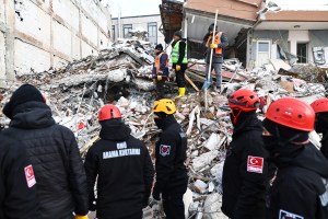 Vivos tras más de 50 horas bajo los escombros en Turquía, un milagro que mantiene la esperanza