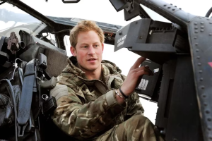 Ministro de Defensa británico criticó al príncipe Harry por revelar que mató a 25 talibanes: “Defraudó a su equipo”