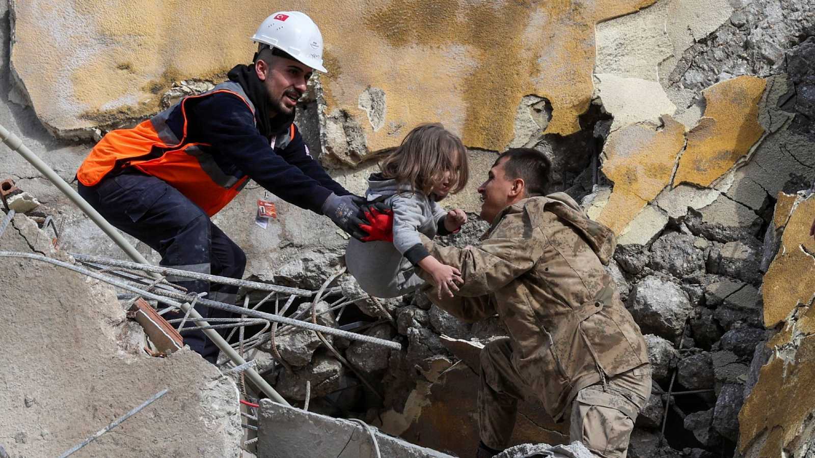 Más de 100 horas después del terremoto en Turquía, los rescatistas aún retiran sobrevivientes