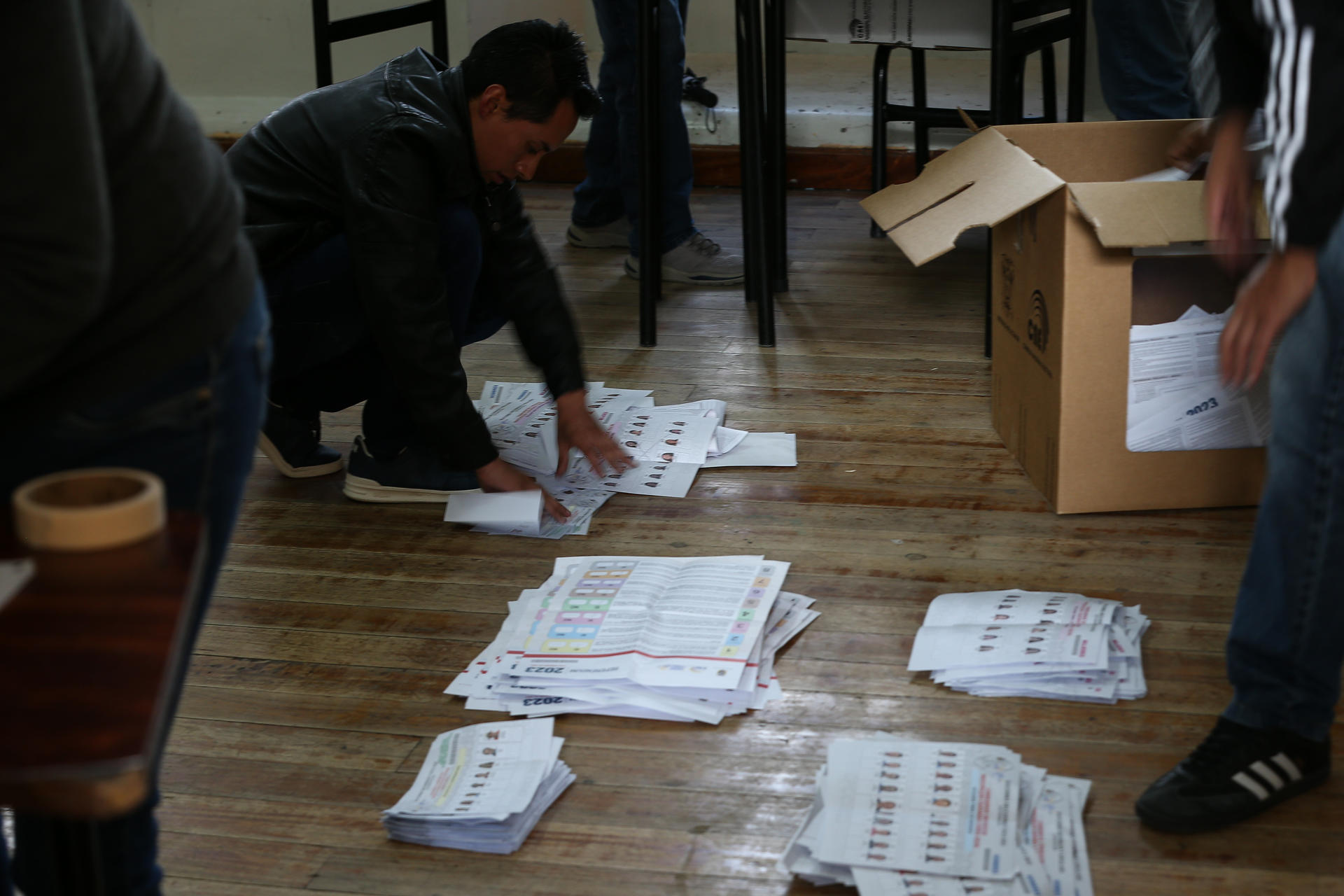 El escrutinio de votos de comicios locales de Ecuador parte con gran lentitud