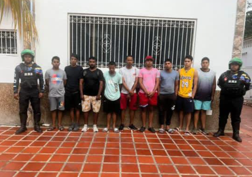Graciosos mojaron de pies a cabeza a una policía en Carnavales, pero lo pagaron caro (Video)