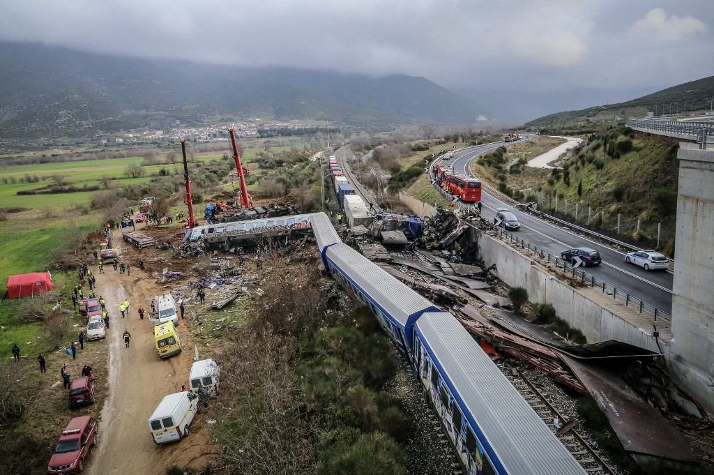 Suben a 36 los muertos por la colisión de dos trenes en Grecia