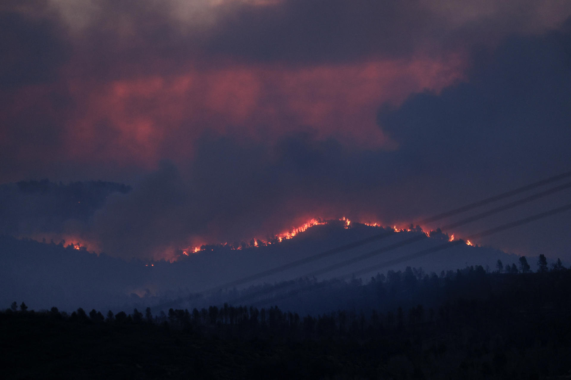 Primer gran incendio del año en España sigue ardiendo sin control: arrasó con tres mil hectáreas (Videos)