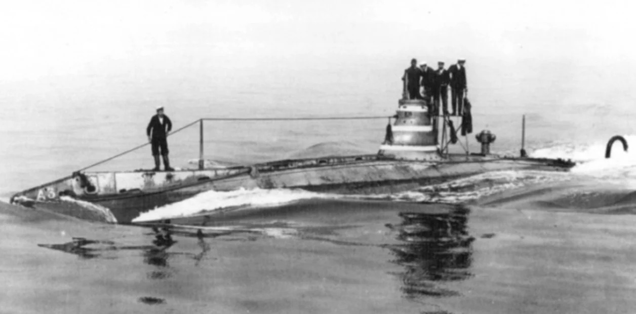 El misterio del submarino enterrado bajo el parque de un pueblo