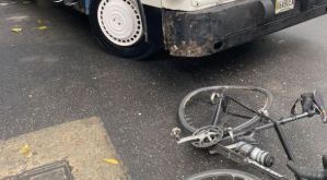 Conductor de autobús se saltó una luz roja y atropelló a un ciclista en Chacao (Video)