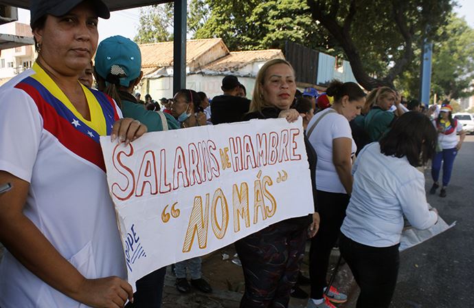 “He salido a mi trabajo y he dejado a mi hijo sin desayuno”: La desdicha de los docentes en Zulia (Fotos)