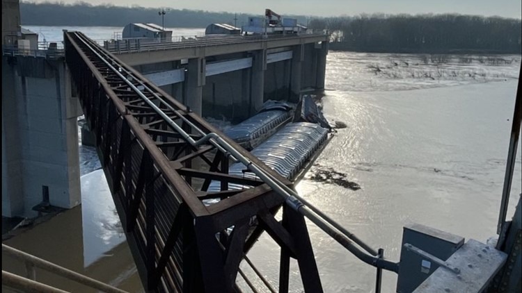 VIDEO: Barcaza con 1.400 toneladas de alcohol tóxico se hunde parcialmente en una represa de Kentucky