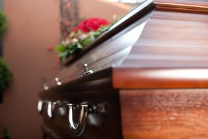 Joven habría revivido en su funeral: comió sopa, habló con su padre y volvió a morir (VIDEO)