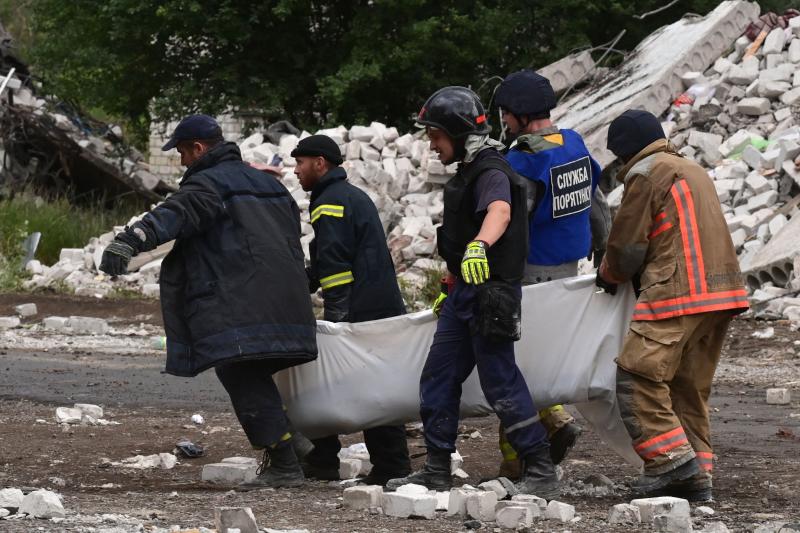 Aumentan a 20 los muertos, entre ellos tres niños por bombardeo ruso contra un edificio residencial de la ciudad ucraniana de Umán