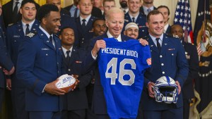 Equipo de fútbol americano le entregan a Biden un balón, casco y camiseta, pero se queda solo con un regalo (VIDEO)