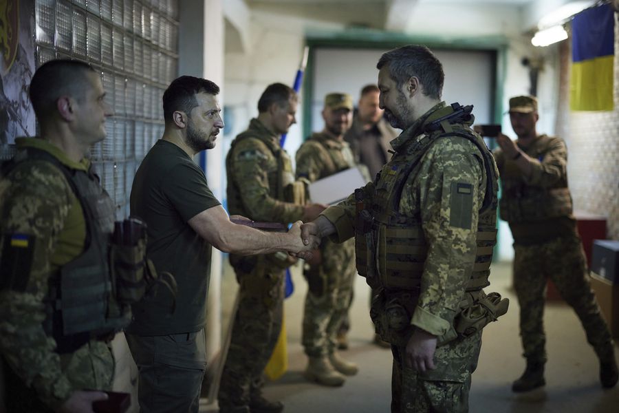 Zelenski visitó el frente de batalla en Avdiivka en medio de la invasión rusa