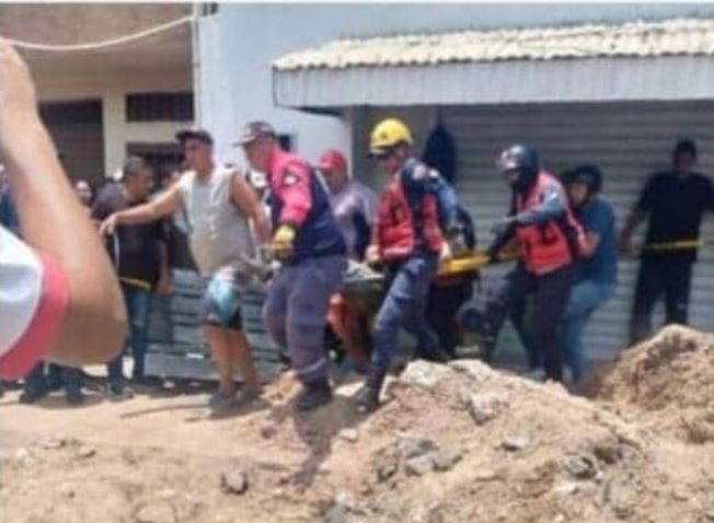 Rescataron a dos obreros que quedaron atrapados al reparar tuberías en Aragua