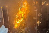 Desalojan iglesia en el sur de España tras incendiarse imagen de la Virgen de los Desconsuelos