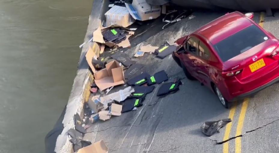 Al menos dos policías muertos dejó colapso de un puente en Colombia (Video)