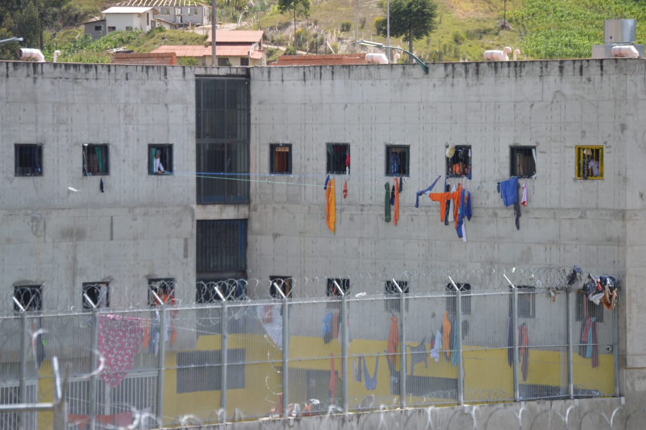 Macabro hallazgo en una cárcel de Ecuador: seis cadáveres de presos colgados por el cuello