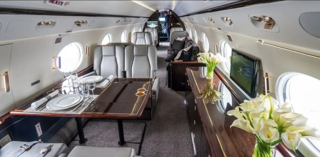 “Muy salvajes”: Azafata y piloto de jets privados revelaron lo que suelen pedirles sus clientes VIP en el vuelo