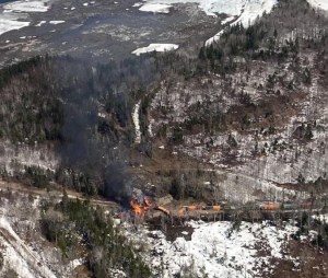 Descarrila un tren que transportaba materiales peligrosos y se incendia en Maine