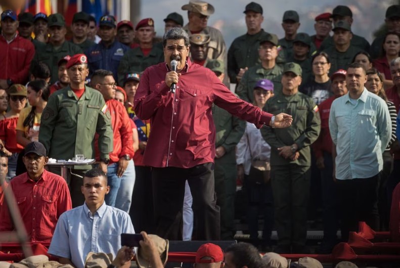 El País: Maduro juega con la idea de un adelanto de las elecciones presidenciales para este año