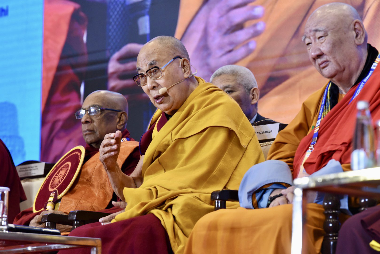 El Dalái lama reaparece en una cumbre budista tras escándalo