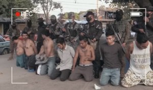 EN VIDEO: Venezolano se infiltró en operativo policial y mostró cómo arrestan a delincuentes en El Salvador