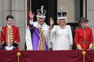 Carlos III y Camila saludan a la multitud desde el balcón del Palacio de Buckingham (Imágenes)