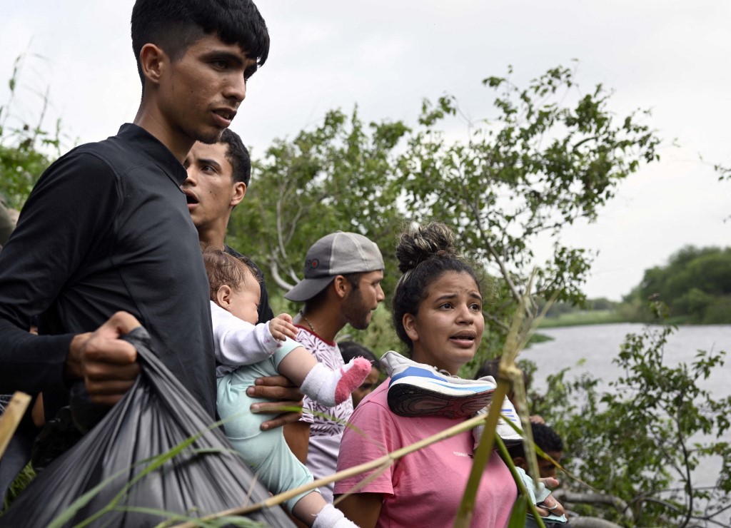 “Llegamos a trabajar”: Migrantes venezolanos buscan recursos en EEUU tras apresurado cruce de la frontera