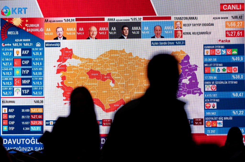 Turquía se prepara para una segunda vuelta tras dramática noche electoral