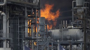 A tres días de la explosión, siguen sin lograr apagar el incendio de la refinería en Texas