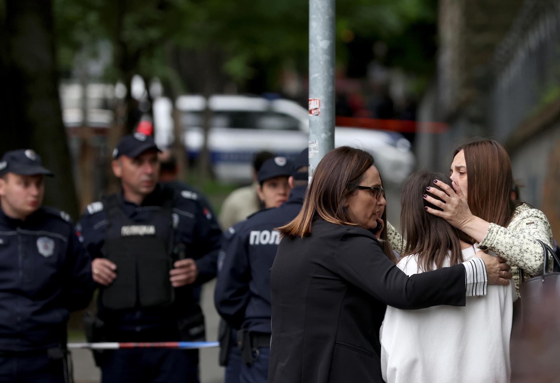 Presidente serbio pide más control de armas tras matanza en un colegio