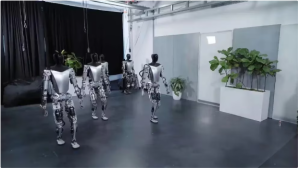 EN VIDEO: los robots de Elon Musk en Tesla que caminan y se comportan como humanos