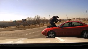 A lo James Bond: Policía se subió al capó de un auto que intentaba escaparse a toda velocidad (VIDEO)