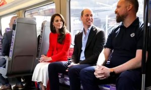 El principe William y Kate pasan el rato en un “pub” de Londres tras llegar en metro