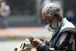 Adultos mayores en Venezuela están volviendo a trabajar en condiciones precarias
