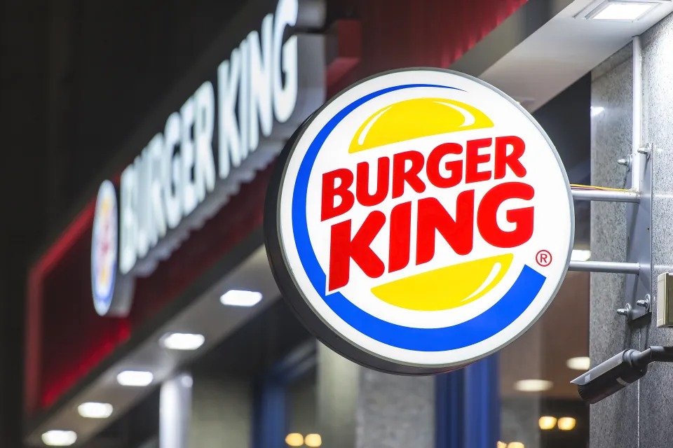 Reclamó promoción de hamburguesa gratis en Burger King y gerente lo trató de “muerto de hambre” (VIDEO)