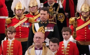 ¿Quién es “Major Johnny”, el atractivo guardaespaldas que acompañó a Carlos III en la coronación?