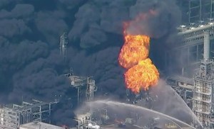Pánico en Texas: La explosión de una refinería causa enorme incendio (VIDEO)