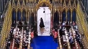 ¡Susto! La espectral figura que cruzó la abadía durante la coronación de Carlos III (Video)