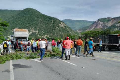 Habitantes de Estanques en Mérida trancaron autopista en protesta por el colapso de la vía